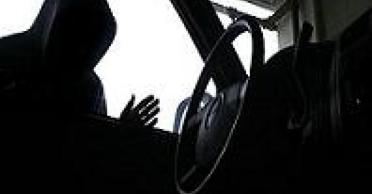 لص سيارات يطعن احد أفراد البحث الجنائي 