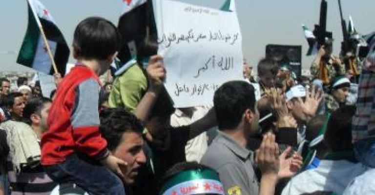 سوريون أمام سفارتهم: من جهز غازيا فقد غزا