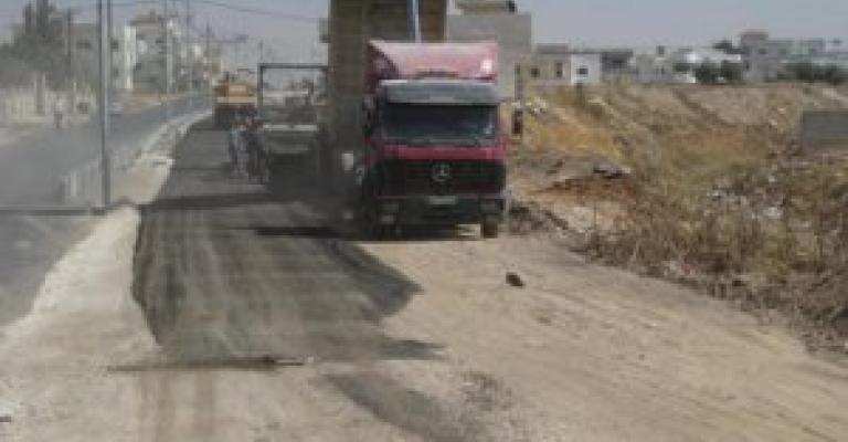 الأمانة تزود المفرق بـ 300 طن زفته ساخنة
