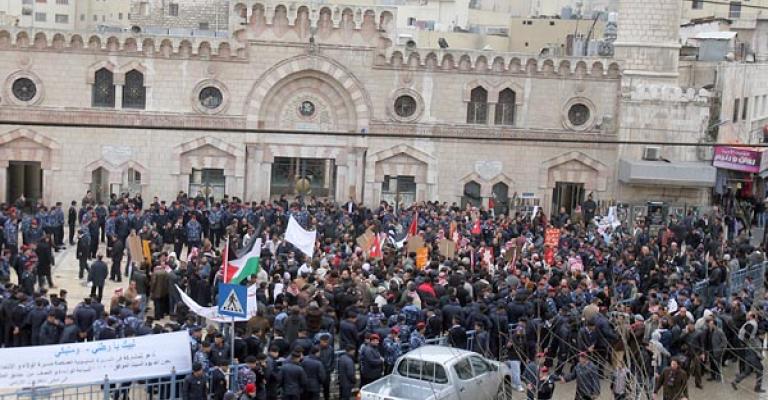 مسيرة من الحسيني للنخيل: لا للاعتماد على جيب المواطن 