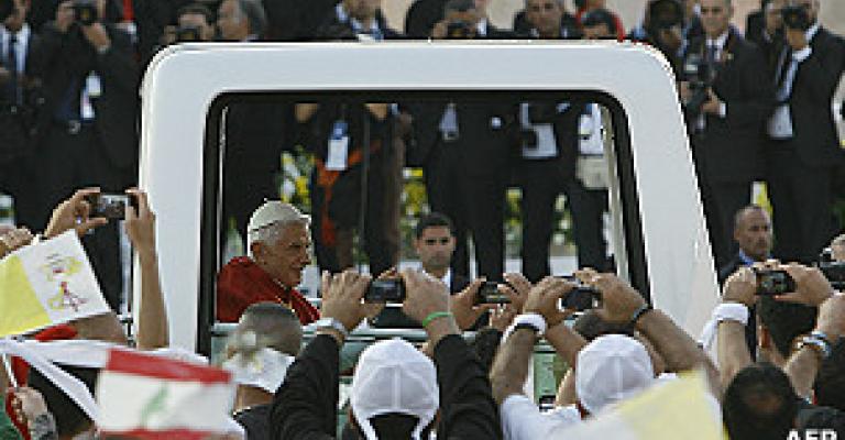 البابا يطالب "بحلول حيوية" للأزمة السورية