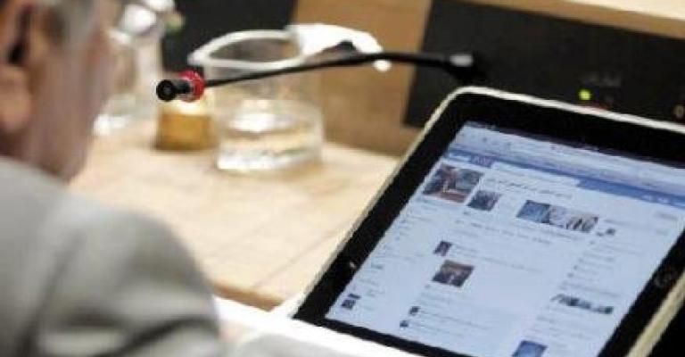 "الفيسبوكيون" ينبشون دفاتر النسور القديمة