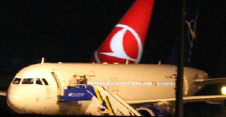 الطائرة السورية تغادر تركيا بعد تفتيشها الطائرة السورية تغادر تركيا بعد تفتيشها