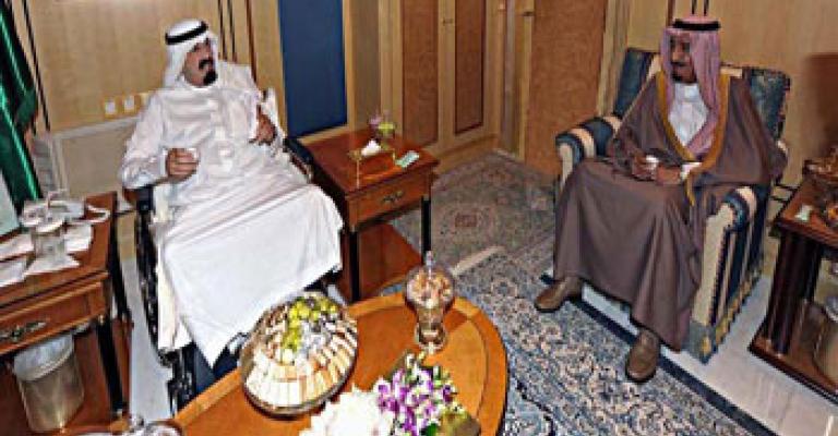 العاهل السعودي يظهر نافيا اشاعة وفاته