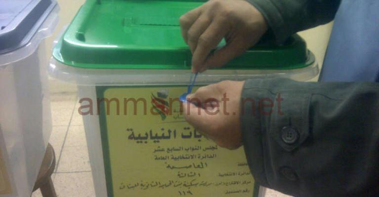 بدء عملية الاقتراع وتأخر في فتح الصناديق 