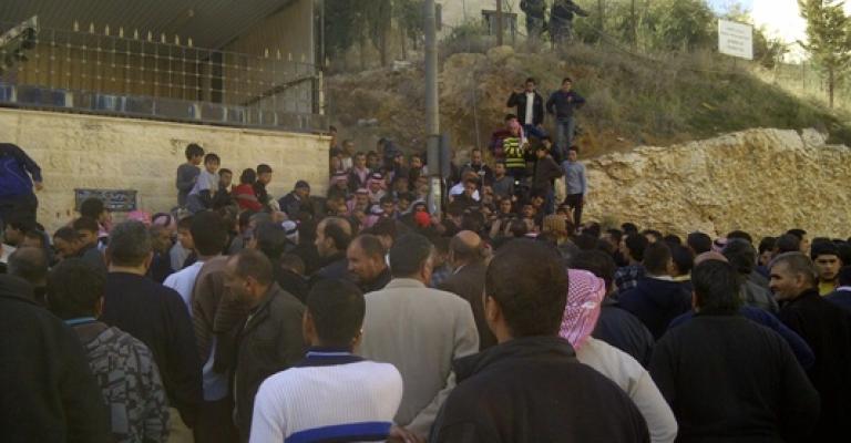 محتجون على الانتخابات في محيط الهيئة المستقلة -صور