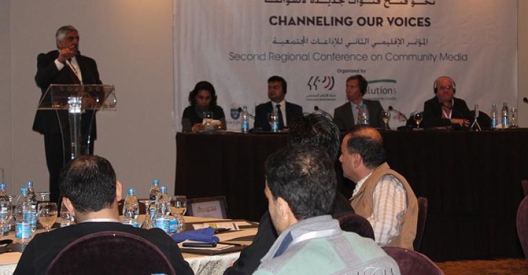 إذاعات مجتمعية تجتمع لكسر الاحتكار الرسمي للفضاء 