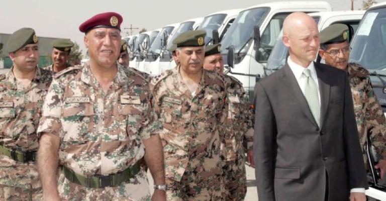 تسلم آليات عسكرية كندية للتعامل مع أزمة اللاجئين السوريين