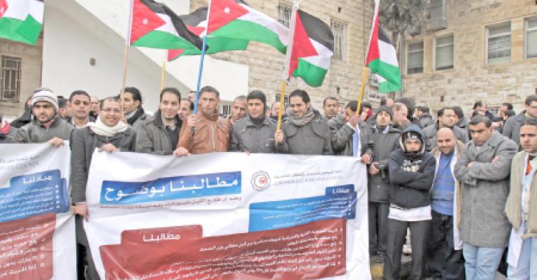 " الممرضين" تحدد 870 ديناراً حداً ادنى للرواتب