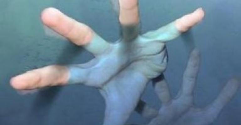 وفاة رجل وطفلته غرقا وآخر بحادث تصادم