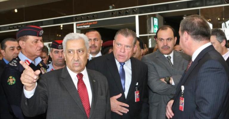 النسور يوجه بحل ملف المكاتب السياحية في المطار