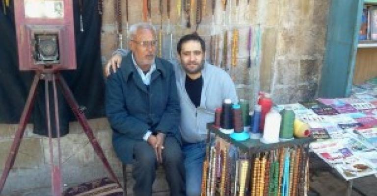 رجل يجلس أمام المسجد الحسيني منذ 45 عاما !!