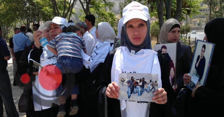 اهالي الاسرى في سجون الاحتلال يعتصمون امام الديوان 