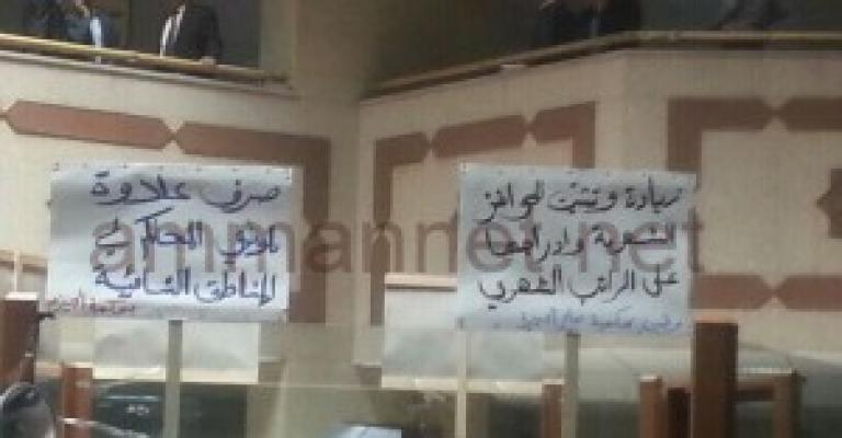 موظفو قصر العدل يواصلون اعتصامهم
