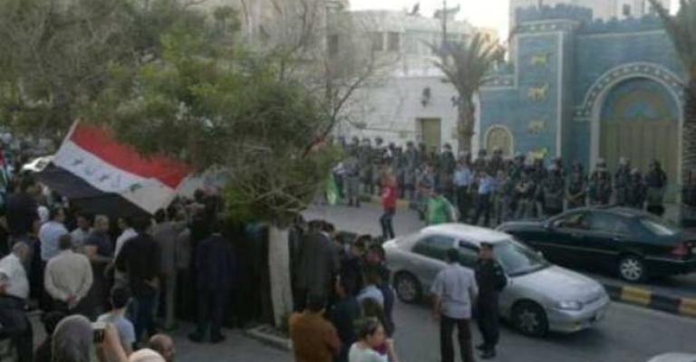 محتجون أمام السفارة العراقية: ابن الأردن ما ينضام- صور