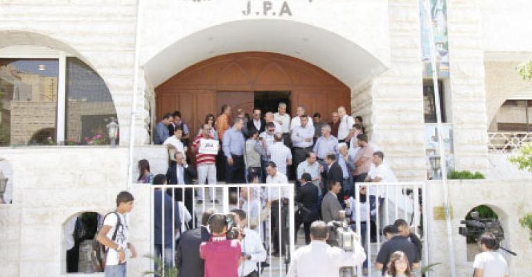 المواقع الالكترونية تتهم الحكومة بالتخبط والغموض