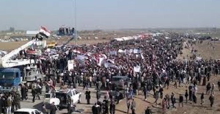 معتصمو الأنبار يغلقون الطريق الدولي للأردن وسورية