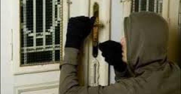 القبض على 3 أشخاص بتهمة سرقة عدد من المنازل