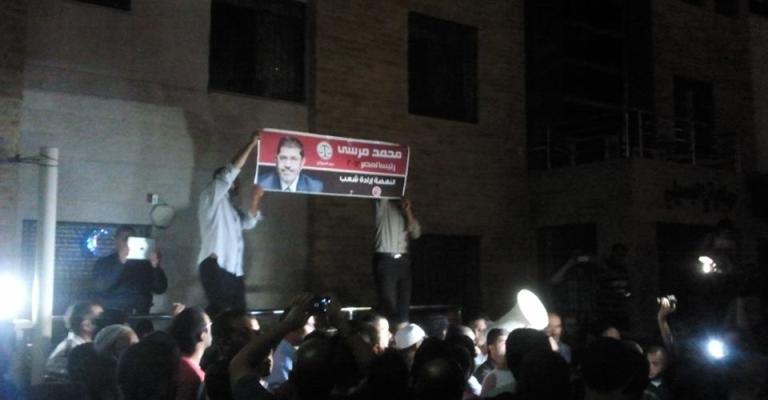 مؤيدو مرسي يعتصمون أمام السفارة المصرية