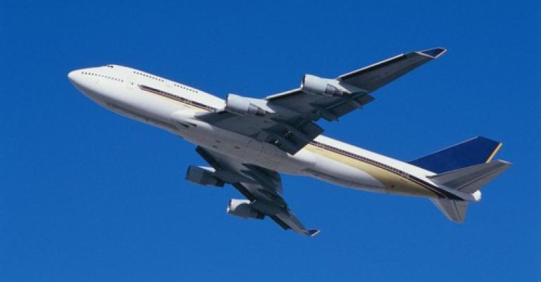 طائرة يونانية تهبط هبوطاً اضرارياً في مطار اللد