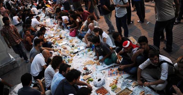 "هات فطورك".. إفطار جماعي في الرينبو