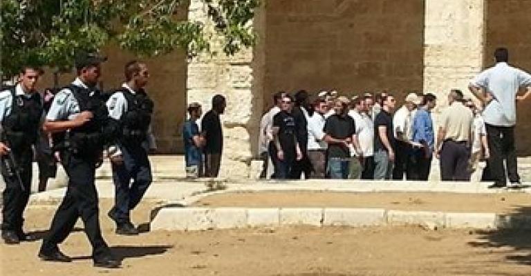 العشرات من المتطرفين يقتحمون الأقصى وسط حماية اسرائيلية