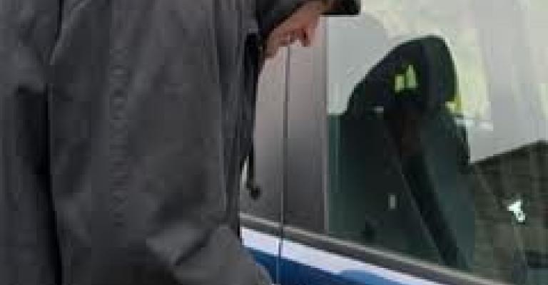 القبض على سارقي سيارات.. وضبط 323 حبة كبتاجون