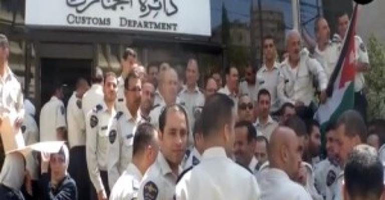 الجمارك تعيّن متقاعدين لتلافي خسائر الاضراب
