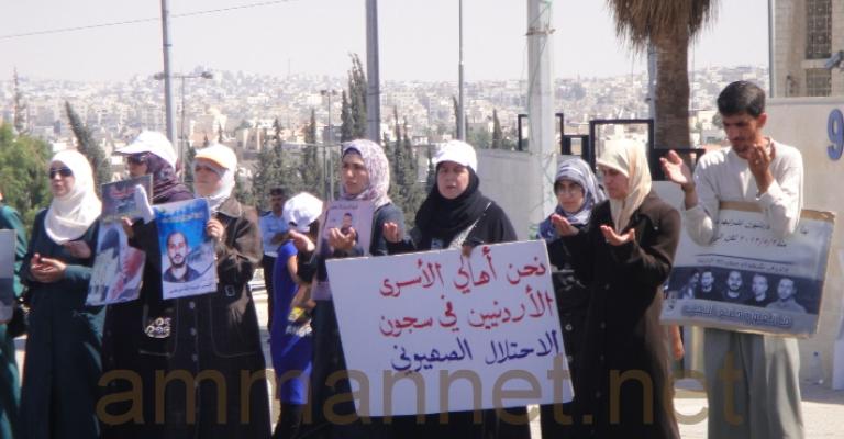 مؤسسة الضمير: معاملة مهينة للأسرى المضربين عن الطعام