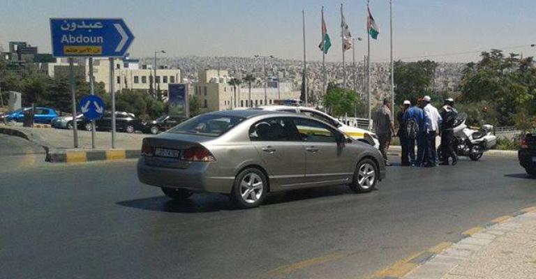 شرطة السير تخالف متضامنين مع أهالي الأسرى- صور