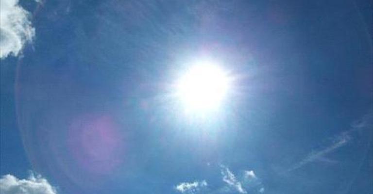 أجواء صيفية والحرارة أعلى من معدلاتها