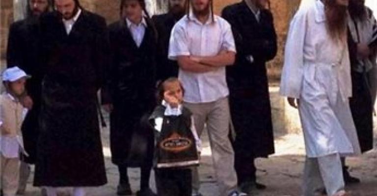 حاخامات بلباس "الهيكل" يقتحمون الأقصى