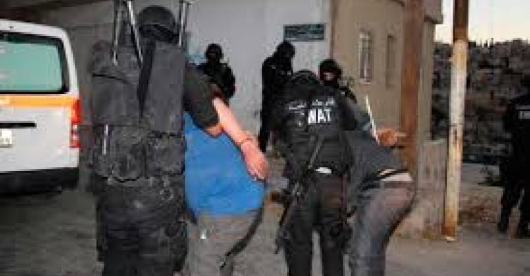 إصابة أحد رجال مكافحة المخدرات ومطلوب أثناء القبض عليه