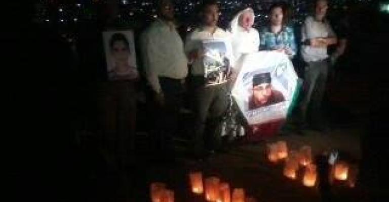 أهالي الأسرى يضيؤون الشموع تضامناً مع أبنائهم (صور)