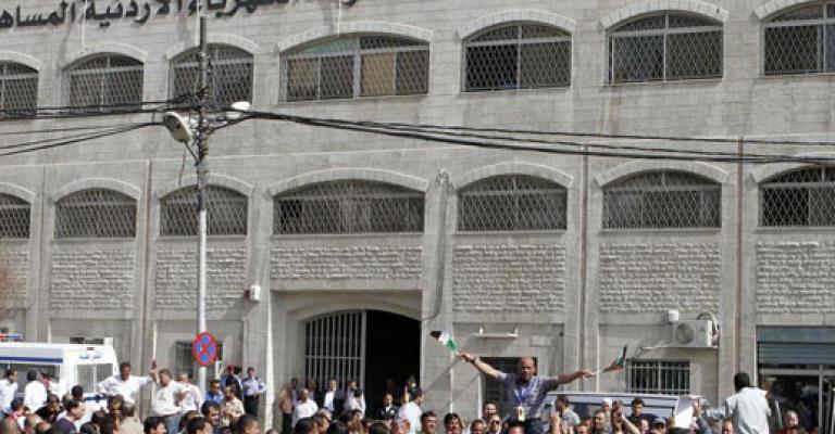 "العاملين بالكهرباء" تهدد بالتوقف عن العمل