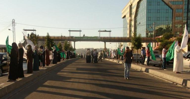 سلسلة بشرية نصرة للأقصى (صور)