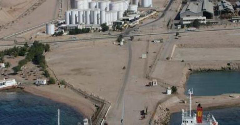 تلويح بالتصعيد في الموانئ إثر إنهاء خدمات أحد العاملين