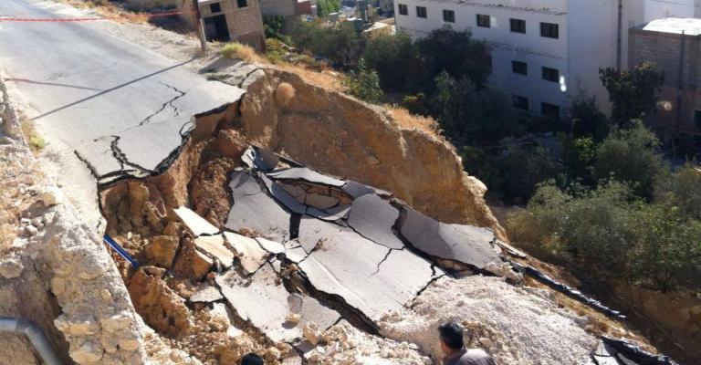 انهيار شارع بوادي موسى