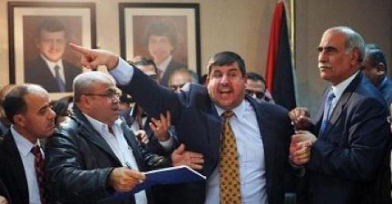 مؤازرو النائب السعود يحتجون.. والنسور والسرور لم يدعيا عليه