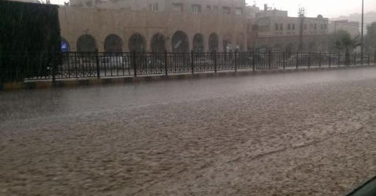 مياه الأمطار تغرق شوارع عمان