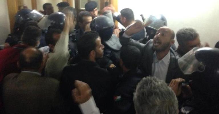 العاملون في الرأي يدرسون الإضراب بعد اقتحام الدرك للصحيفة