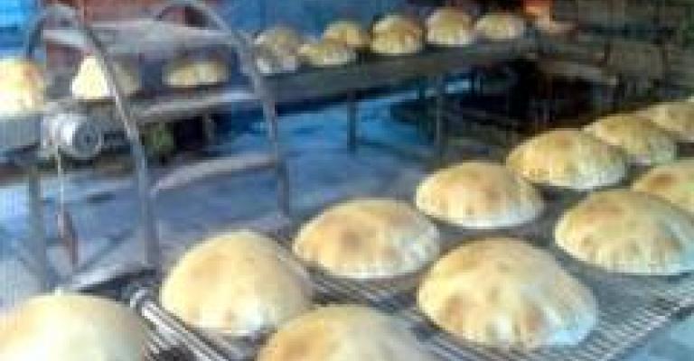 الصناعة والتجارة: كافة المواد الغذائية متوفرة