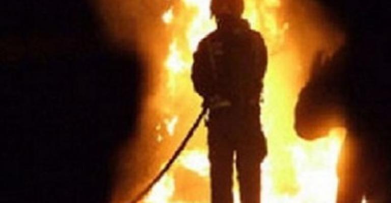 اخماد حريق شب داخل هنجر في العقبة