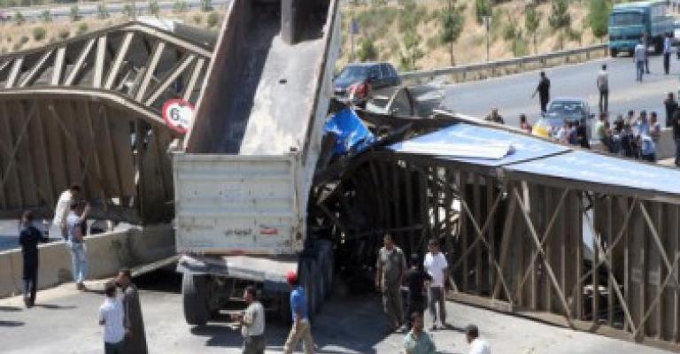 إصابة شخص بانهيار جسر مشاة قرب "المحطة"