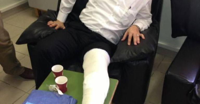 مواطن يعتدي على طبيب ويسبب له كسوراً بالفخد 