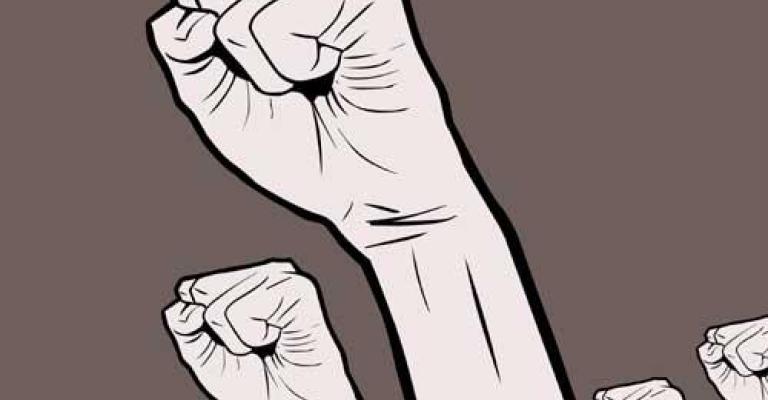 احتجاج على عودة المديرة التي اتهمت "فتاة الظليل" بالسرقة للعمل 