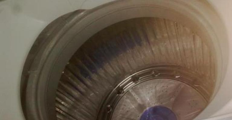 انقاذ طفل علق في حوض غسالة بالمفرق