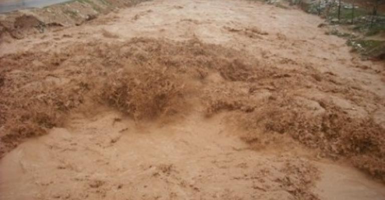 طرق مغلقة بسبب الانهيارات والانجرافات