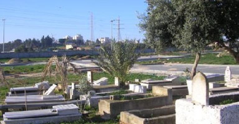 مقبرة الرصيفة في حال يرثى لها والبلدية تنذر المتعهد