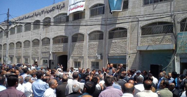 عمال الكهرباء يتحفظون على مواد باتفاق الشركة ولجنة العمل النيابية عمال الكهرباء يتحفظون على مواد باتفاق الشركة ولجنة العمل النيابية